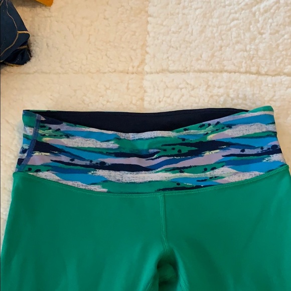 Lululemon reversible running crops. Size 6 - Picture 2 of 9